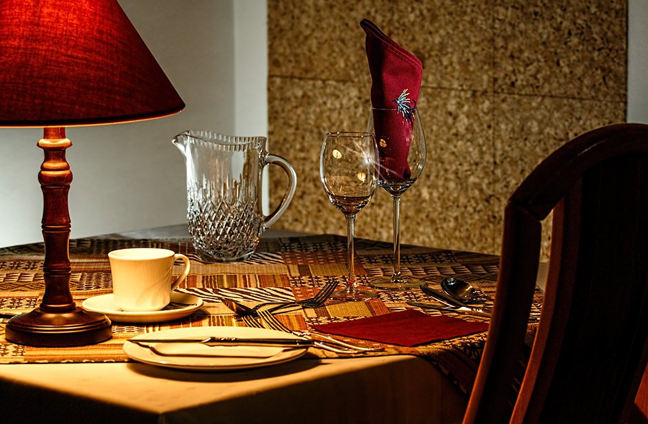 WHY CUSTOM-MADE TABLE AND HOW TO PICK ONE dining table